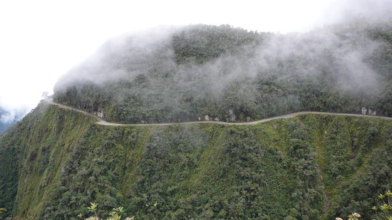 Die "Death Road", gefaehrlichste Strasse der Welt......Glueck hat der,...