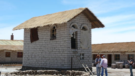 Die Gebaeude der an den See grenzenden Doerfer werden aus Salz gebaut.