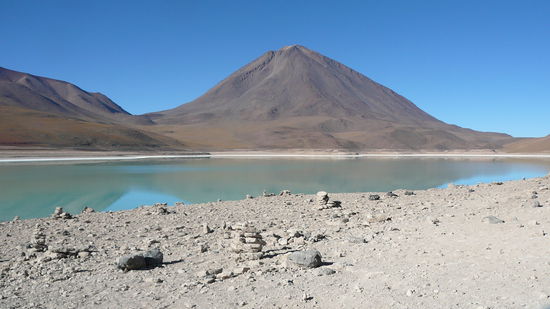 Eine der zahlreichen Lagunen(Laguna verde), der Vulkan dahinter hat eine Hoehe von ueber 6000m...