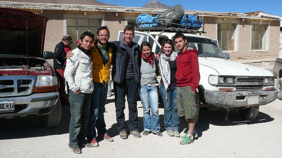 Das letzte Foto vorm Ende der Tour und der Ueberfahrt nach Chile, Gunnar, schwer gezeichnet, muss durch Silke und Alex gehalten werden  Danke nochmal, auch fuer das Pluendern Eurer Reiseapothke!!!!!!