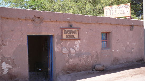 versprueht einen maroden Charme, von innen aber urgemuetlich.....mein Hostel in San Pedro