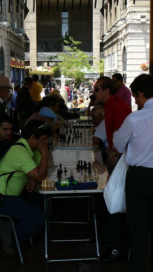Dutzende Schachspieler suchen auf dem Platz ihren Meister. Ich hab mich aber nicht zu erkennen gegeben....