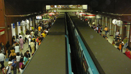 Santiagos Metro,...viel voller werden die Zuege in Tokio wohl auch nicht sein.