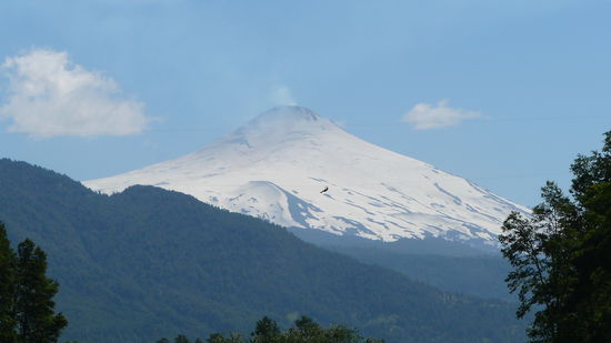 Der dunkle Punkt vorm Vulkan ist kein Fliegenschiss, sondern ich an einem Drahtseil....