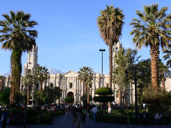 Chatedrale am Plaza de Armas (wohl der schoenste in ganz Suedamerika) mit den Vulkanen im Hintergrund
