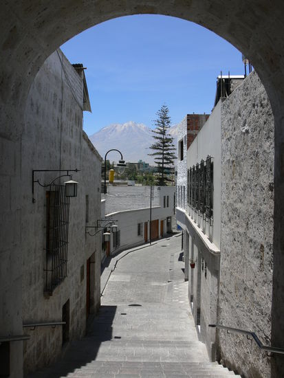 versteckte Gasse jenseits aller bekannten Touristenrouten (Christian und Stephan lieben es gefaehrlich und rennen mit Kamera in der Hand durch the Dark Side of Arequipa)