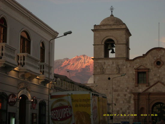schoener Sonennuntergang, oder: 
El Misti glueht schon, bald ist es wohl wieder soweit