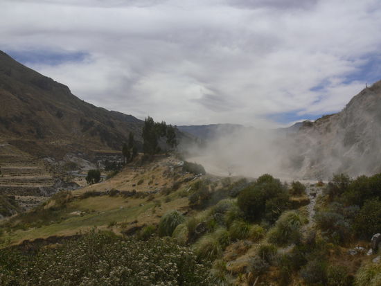 Asphalt ist hier wahrer Luxus, Staub soweit das Auge reicht
