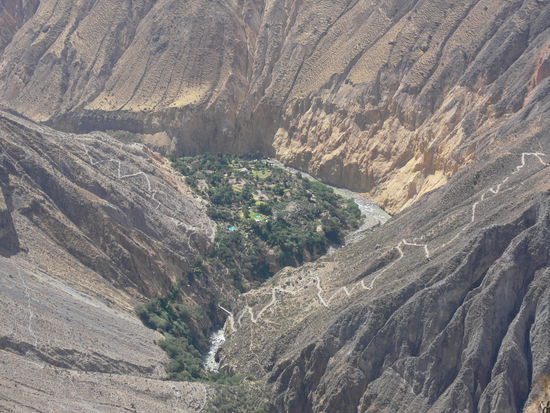 rechts gehts runter und links wieder rauf, dazwischen liegt die Oase