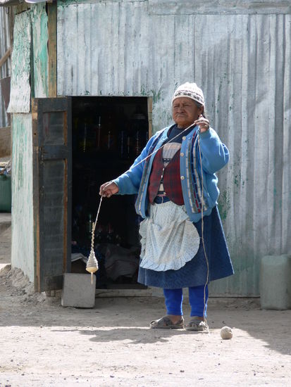 die Frauen in Peru spinnen