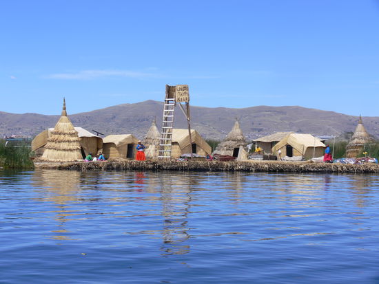 Die schwimmenden Inseln heissen uebrigens "Islas Flotantes", dort leben die Uros in Schilfhuetten. Die Inseln bestehen einzig aus aufeinander geschichtetem Schilf, was von oben immer wieder erneuert wird, da die unteren Schichten mit der Zeit verfaulen. Einzigartig auf der Welt.