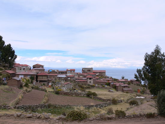 Isla Taquille, im Hintergrund schon Bolivien