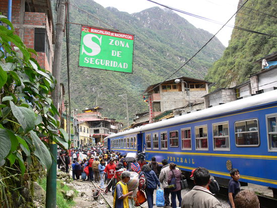 Auf dem Bahnhof in Aguas Calientes, der typische Trubel