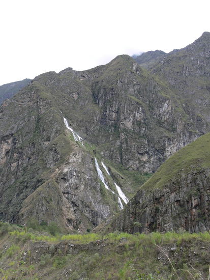 fallendes Wasser aus dem Felsen