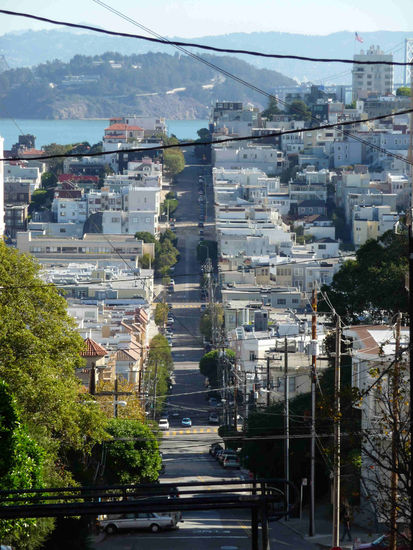 Immer wieder findet der Blick das Wasser und eine der vielen Inseln der Bucht