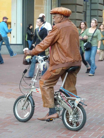 stellvertretend für so einige Unikate auf den Straßen.....was für ein Tier könnte das mal gewesen sein?