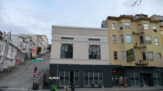 rechts steht die alte Schildkröte