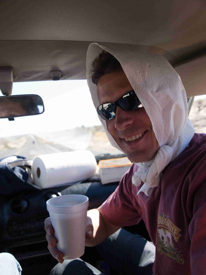 Wüste, Wüste, Wüste und die Sonne auf meiner Seite. Irgendwann raucht die Birne.