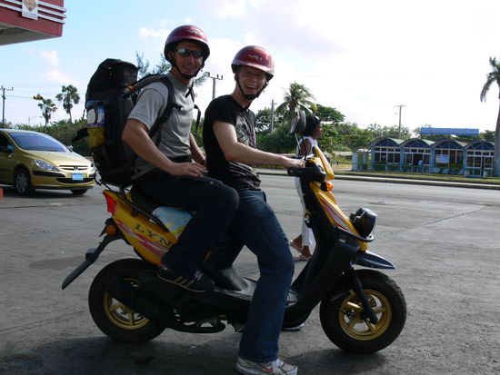 unsere Fahrmaschiene für die nächsten vier Tage, mir ist der Wahnsinn förmlich ins Gesicht geschrieben