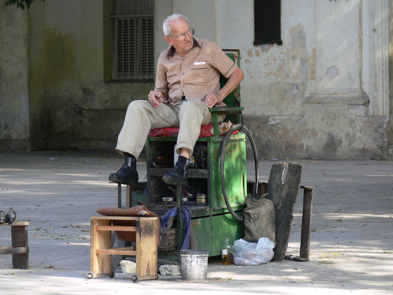 er wurde gerade von seinem Schuhputzer verlassen und schaut ihm skeptisch nach