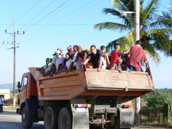 Ob hier ein Personenbeförderungsschein vorliegt? Ist in Cuba ein völlig normales Bild, es gibt umgebaute Zugmaschienen mit Auflieger die bis zu 300 Personen wegschleifen, jeder Viehtransport in Deutschland ist da menschlicher