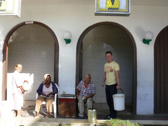 Gunnar beim geplanten Stuhlgang, Wasser musste mitgebracht werden, Projekt musste mangels Papier aber verschoben werden