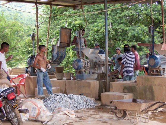 Goldgräber beim Quarzzerkleinern