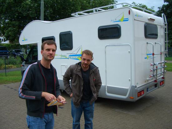 Hier mal ein Bild von uns! Links der Andreas. Rechts der Jens! Ok, das Foto ist schon ein paar Wochen alt, aber außer dass bei mir jetzt der Bart fehlt, sehen wir noch genauso toll aus!