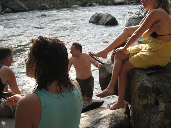 Gewaschen haben wir uns im Fluss! Im 2. Dorf gab es keine Dusche!