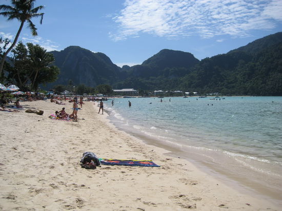 Strand auf der anderen Seite von Ko Phi Phi. Hier war schon ein wenig mehr los, aber zum Glueck lagen die Leute nicht dich an dicht!