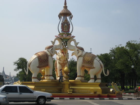 Vor dem Grand Palace.