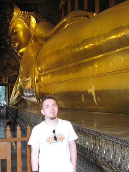 Ruhender grosser Buddha! Davor der eher kleine Jens!