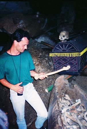 Markus schaut sich die Knochen genauer an...ist laut Aussage von einem Toraja Mann nicht pietaetlos!