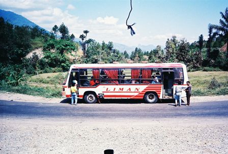 unser Bus waehrend einer Essenspause, ganz ok, wenn auch ohne AC (damals hatten die wenigsten Busse AC)