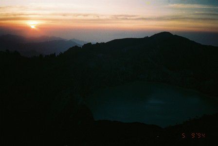 schoener Sonnenaufgang...denkste, ne Minute spaeter waren wir in Wolken eingehuellt und haben nix mehr gesehen.