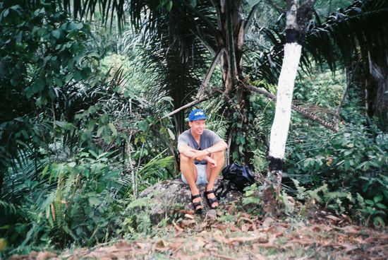 Frank etwas nervoes am Strassenrand sitzend