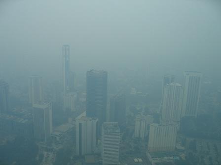 Waehrend des Haze...das Bild wurde am Fr aufgenommen, wo die Sicht bereits wesentlich besser war, als ein Tag zuvor!