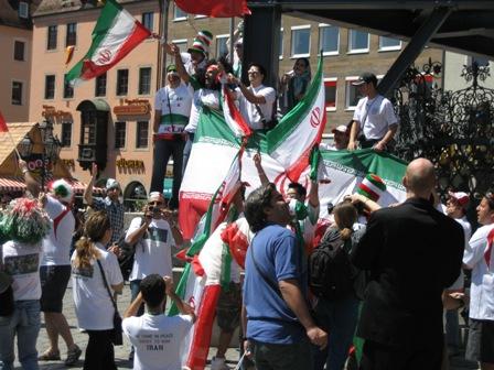 Iranische Fans stimmen sich ein