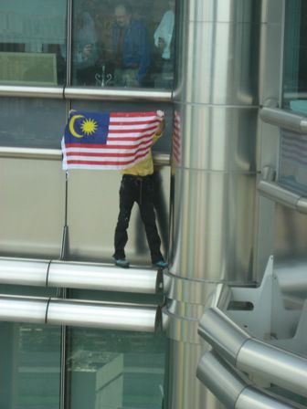 ...die malaysische Flagge auspackt!
