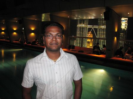in der Sky Bar...im Hintergrund sind die Petronas Tower zu sehen, wirklich ne super Aussicht von dort!