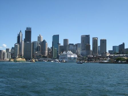 ein Riesenpott im Hafen von Sydney