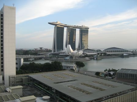 ein schoener Blick von unserem Hotelzimmer auf Marina Bay...