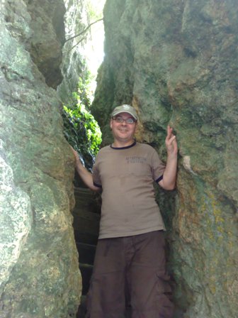 der enge Weg zum schoenen Strand