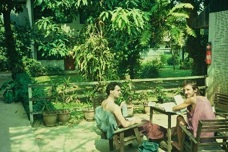 Markus und Helmut im garten von unserem guesthouse je t'aime
