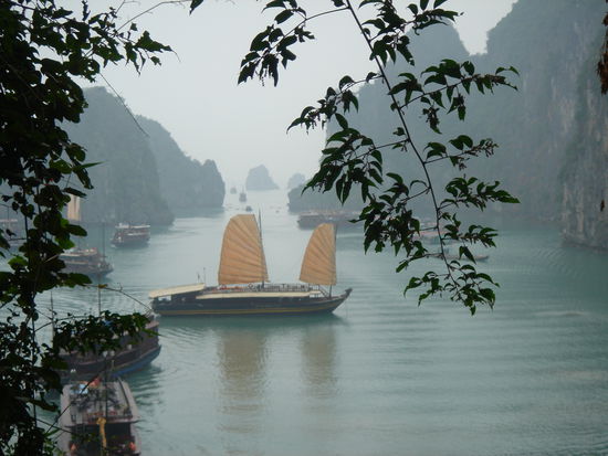 Halong Bay von der Hoehle aus gesehen