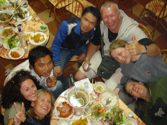 Unsere kleine Gruppe beim Abendessen an der Hochzeit