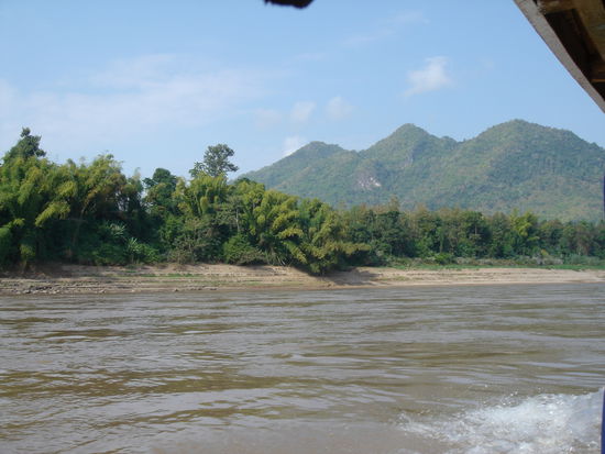 Bootsfahrt zu den Hoehlen