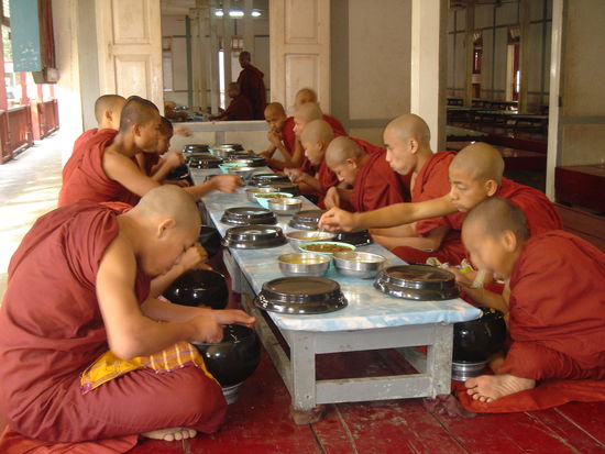 Moenche beim Mittagessen