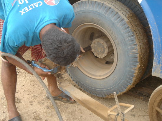 Man at work, Reifenwechsel!