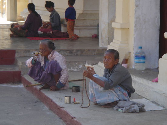 Rauchende Ladies in einem Tempel
